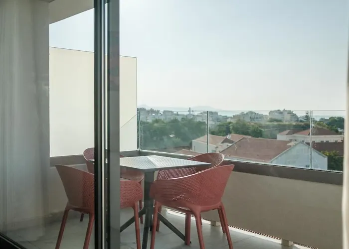 Sky-high 70sqm Penthouse W. Stunning Views - 05 *