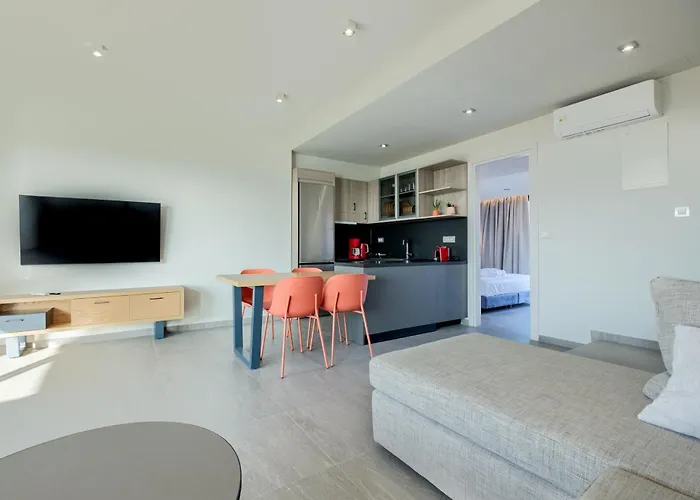 Sky-high 70sqm Penthouse W. Stunning Views - 05